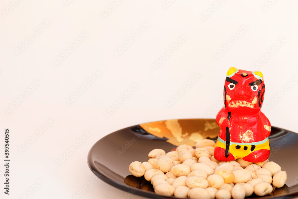 Obraz premium 白い背景に豆と赤鬼