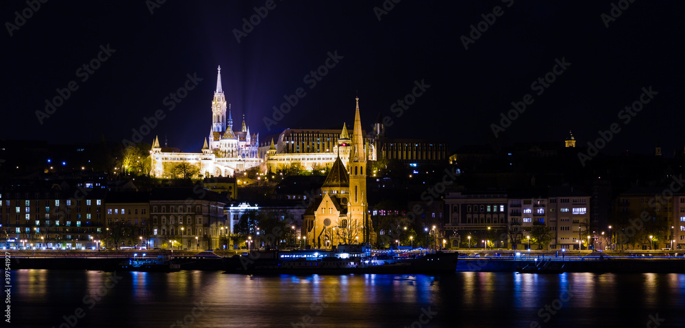 Obraz premium Mathiaskirche und Fischerbastei