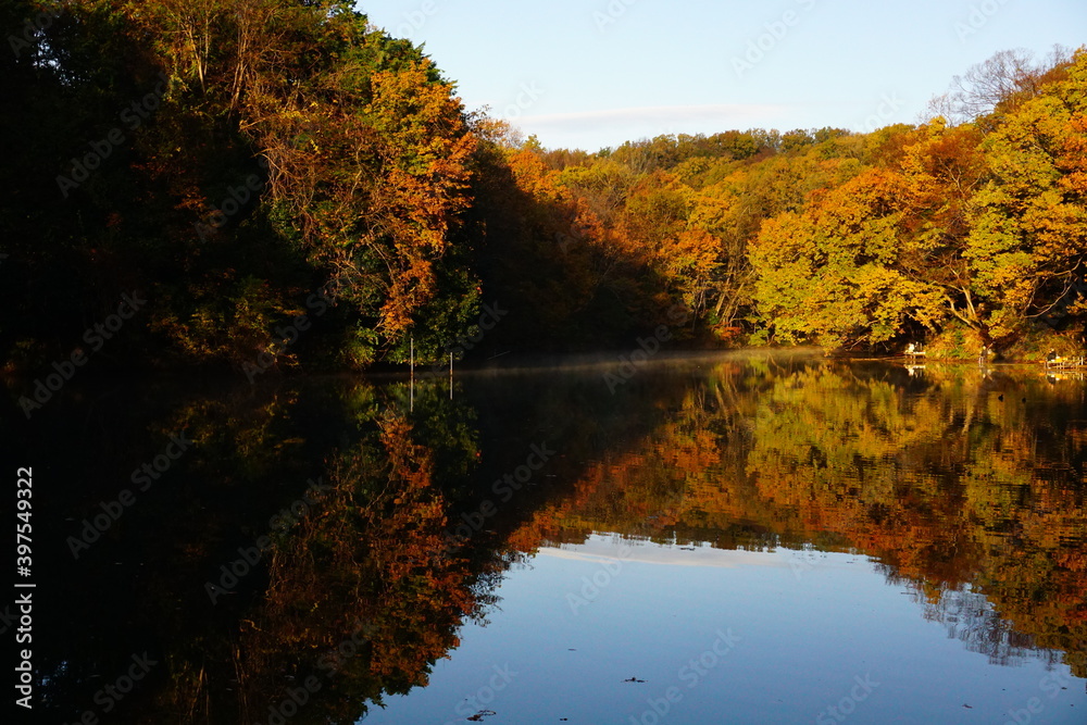 湖面に映る震生湖畔の紅葉した木々