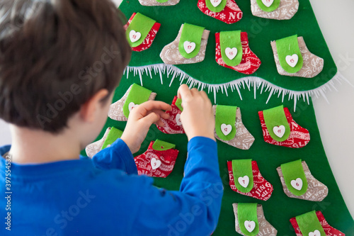 Bambino apre calendario dell'avvento