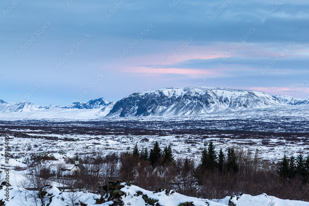 Fototapeta premium wundervolle Aussicht im Nationalpark auf Island kurz vor Sonnenuntergang