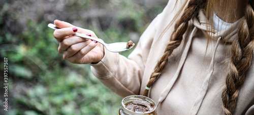 Frau hält Löffel und probiert das Essen photo