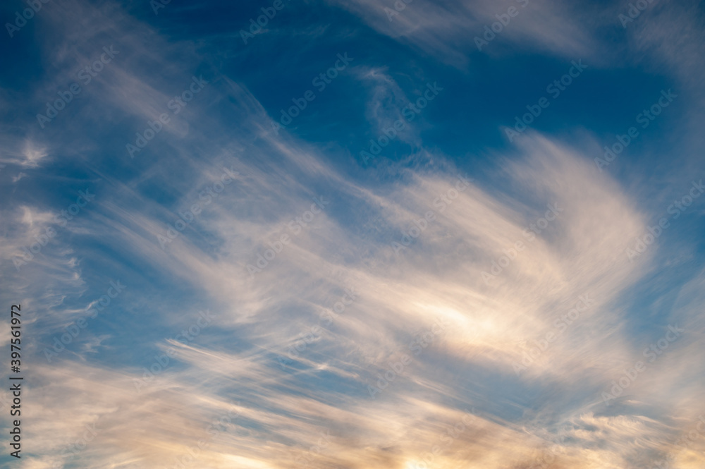 風になびく筋雲と空 風になびく筋雲と空