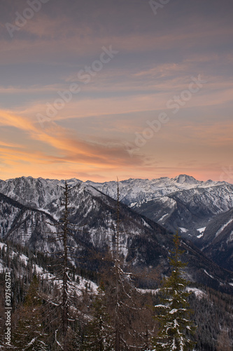 Sonnenaufgang in den Alpen mit sanft gefärbten Wolken
