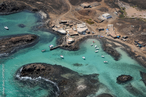 Fotografía aérea del puertito de pescadores y la Caleta de Rasca en la isla de Lobos, Canarias, España