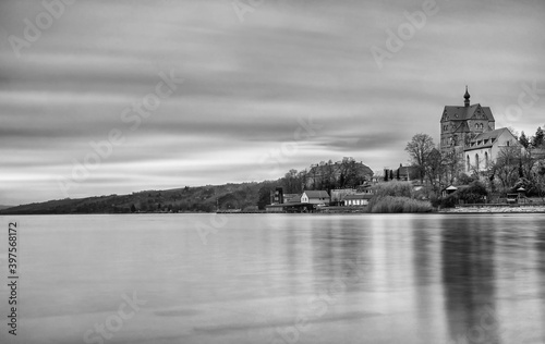 Melancholisch wirkende Aufnahme des Schlosses am Süßen See in Seeburg als Langzeitbelichtung