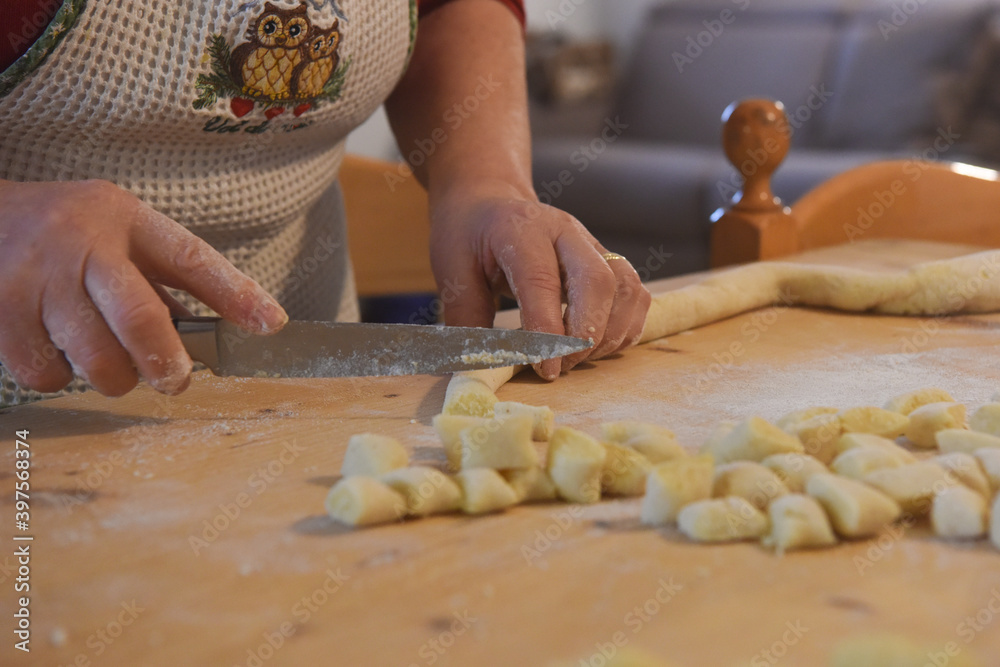 casalinga preparazione gnocchi nonna italiana italia fare da mangiare gnocchi patate cuoca 