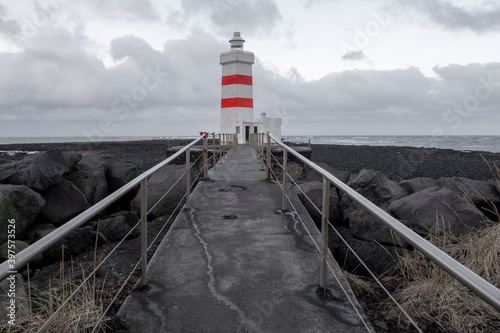 Der alte Leuchtturm von Garður auf der Südspitze der Halbinsel Reykjanes. Im Leuchtturm befindet sich ein kleines Café, dass wegen ausbleibender Besucher geschlossen hat. photo