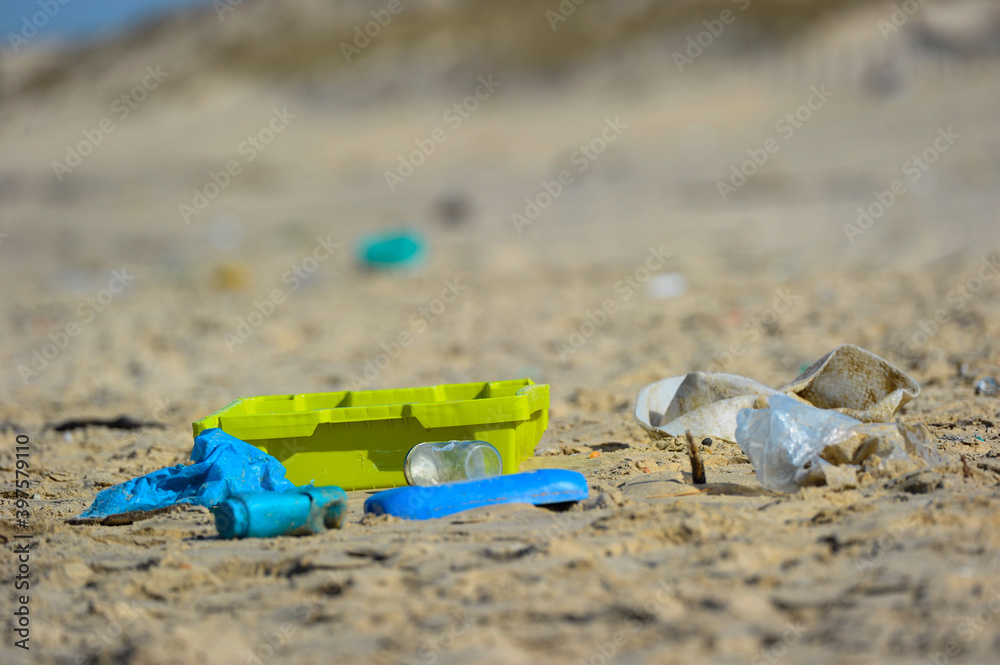 Obraz premium View of waste on the beach