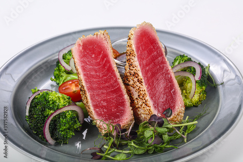 Tuna fish tataki in sesame seeds