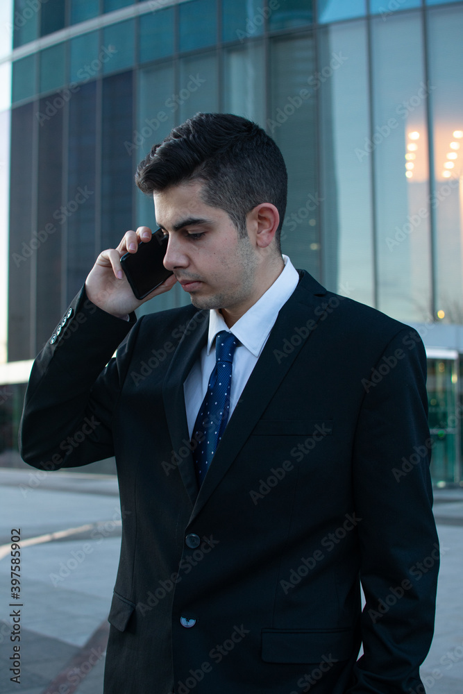Hombre de negocios hablando con el móvil Hombre de negocios hablando con el móvil