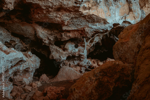 cueva con rocas y barrancos 