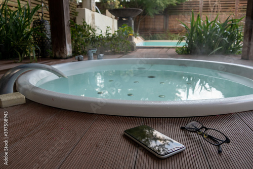 outdoor bath  with smart phone and glasses 露天風呂で過ごす休日　もしくはテレワーク © kesuku