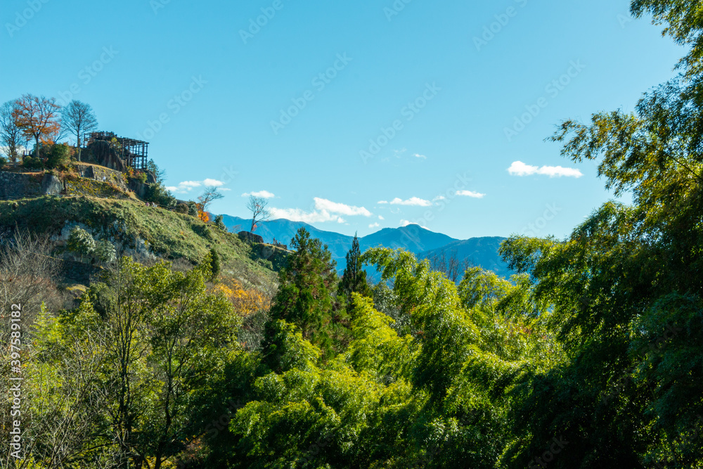 Naklejka premium 苗木城跡(国指定史跡） 幕末期へ思いを馳せる中津川の山城と山並み