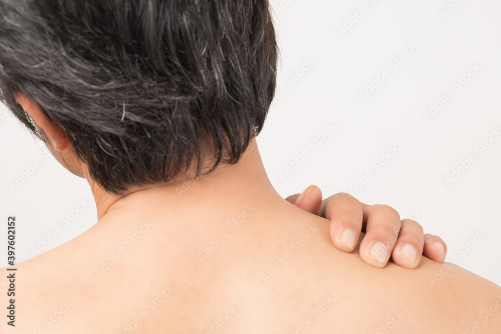 肩の凝りをほぐしている上半身裸の中年男性 肩の凝りをほぐしている上半身裸の中年男性