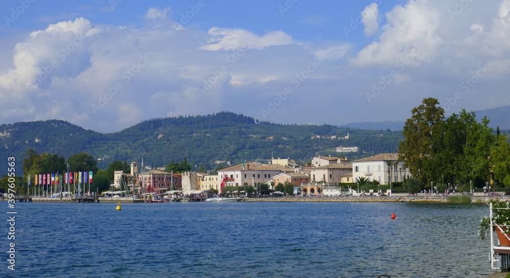 Blick auf die Altstadt und den Hafen von Bardolino am Gardasee