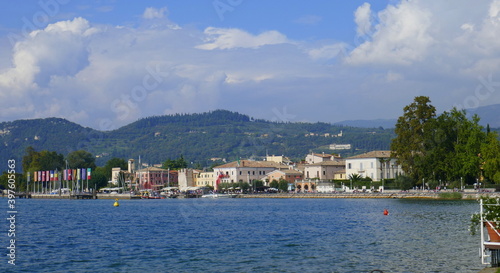 Blick auf die Altstadt und den Hafen von Bardolino am Gardasee