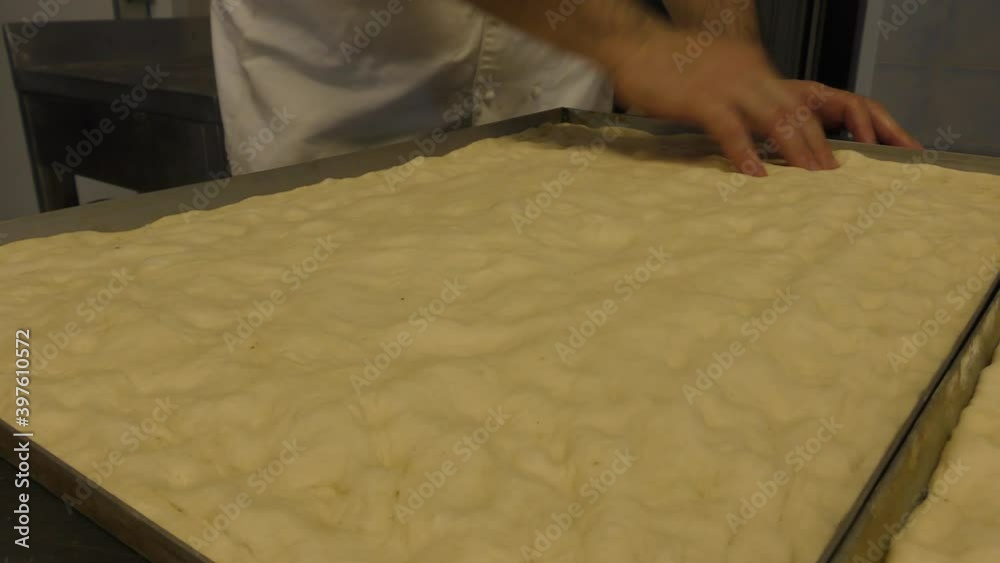 Laboratorio di una panetteria con fornaio che prepara il pane in maniera artigianale Laboratorio di una panetteria con fornaio che prepara il pane in maniera artigianale