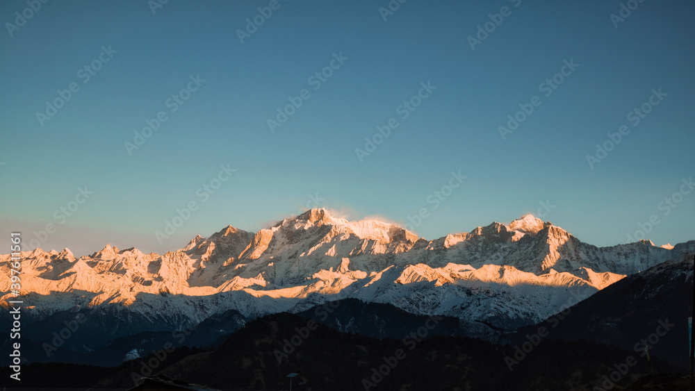Naklejka premium sunrise in the snowclad mountains