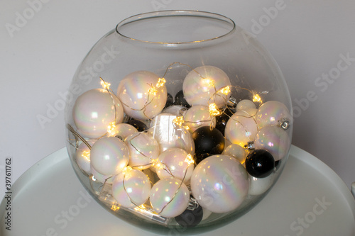 Dekoracja świąteczna perłowo czarne bombki w szklanej kuli