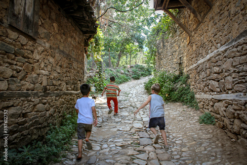 parent and child on wall / Bursa cumalıkızık