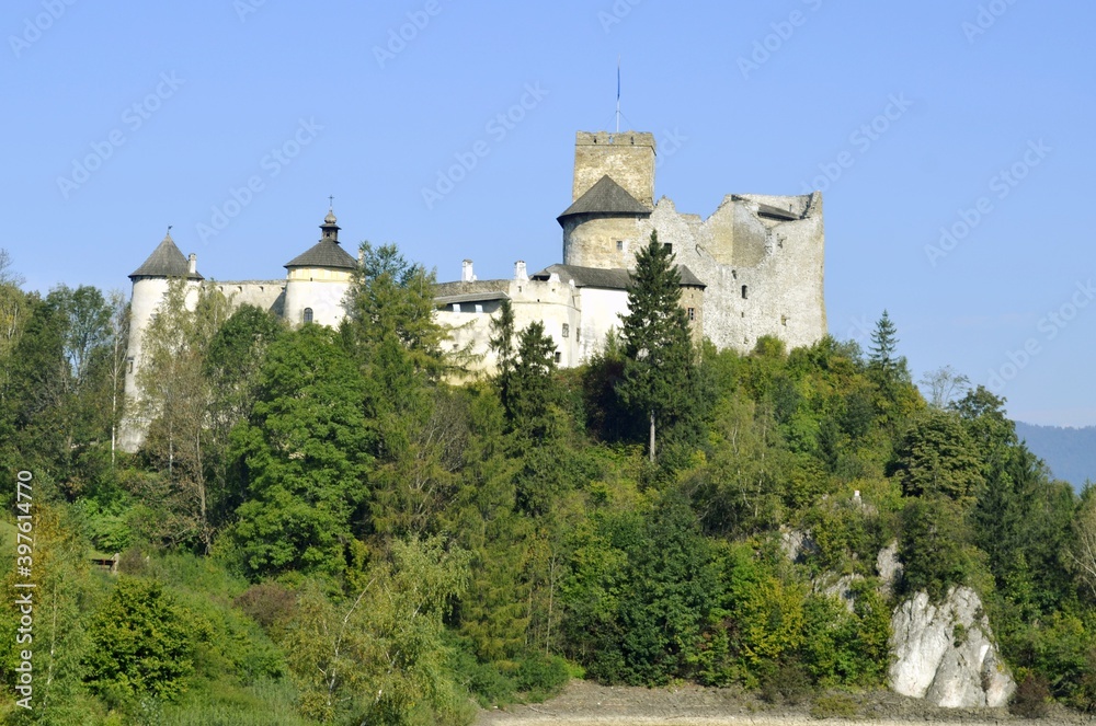 Fototapeta premium Zamek Pieniny w Niedzicy nad Jeziorem Czorsztyńskim