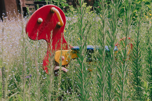 spielgerät auf der wiese
