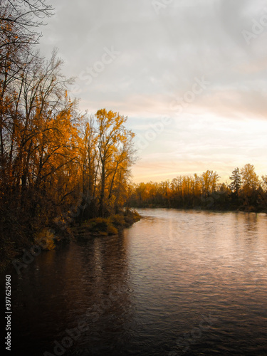 Fotografía Sunset and autumn foliage along the Willamette River outside Eugene, Oregon