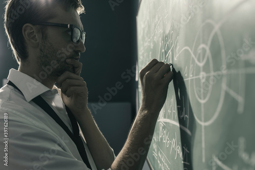 Canvastavla Young smart mathematician drawing on the chalkboard