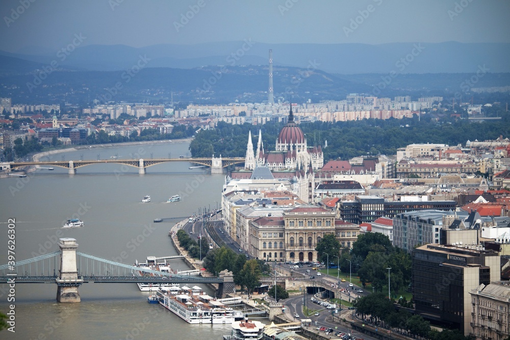Brücken über der Donau mit Aussicht auf das Parlament von Budapest