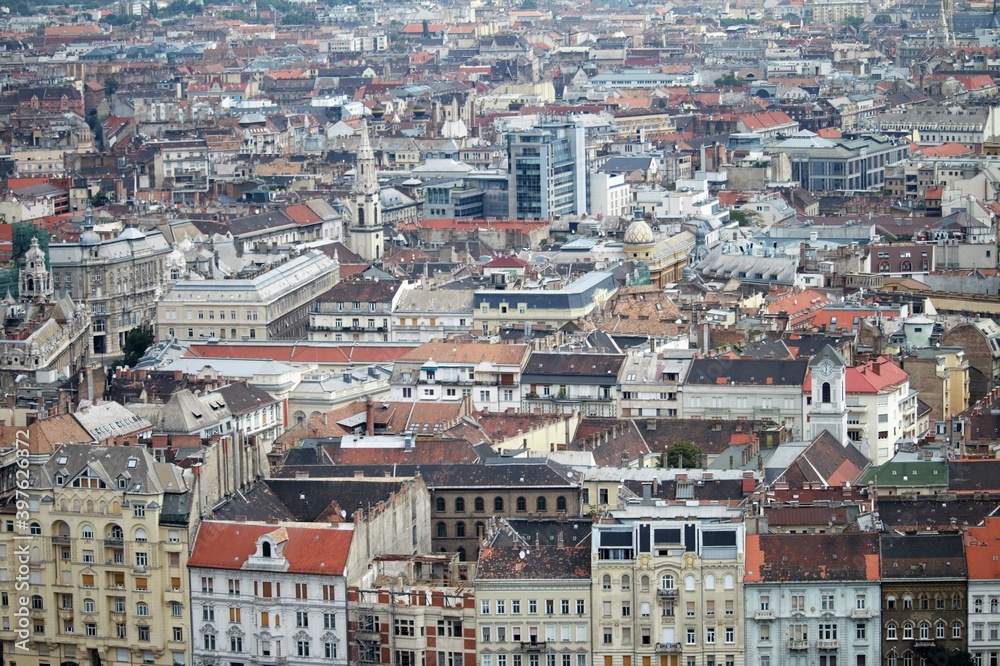 Über den Dächern der Innenstadt von Budapest