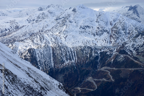 montagne enneig  e et route en lacets - Suisse