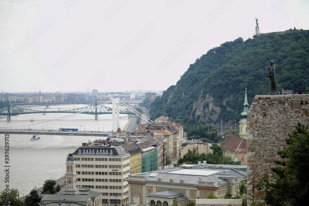 Obraz premium Blick auf die Statuen und die Donau