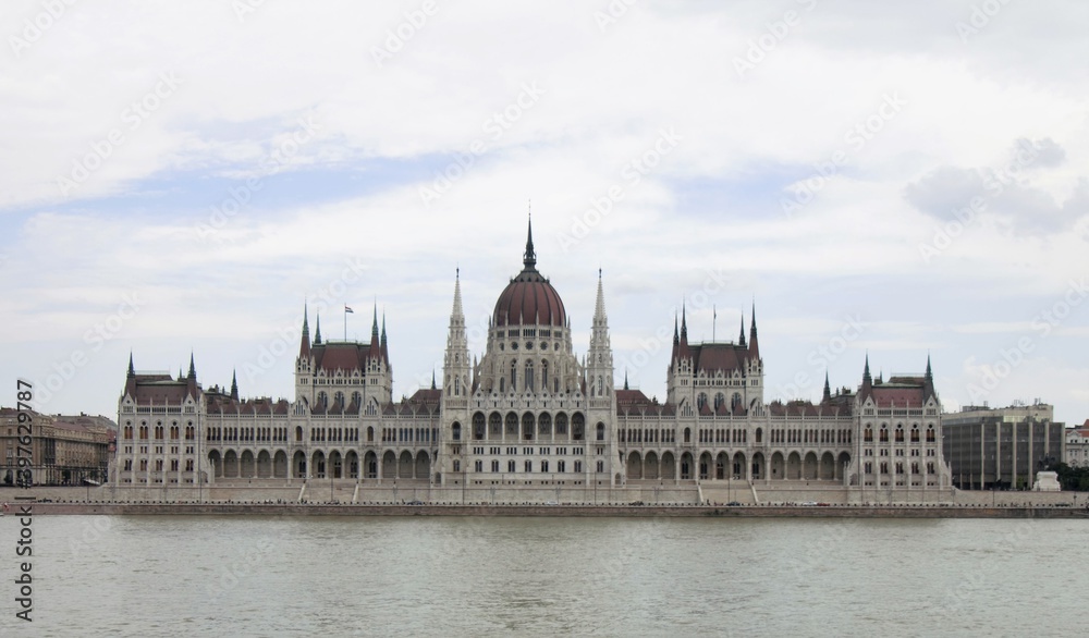 Blick auf das Parlament über die Donau