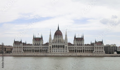 Blick auf das Parlament über die Donau