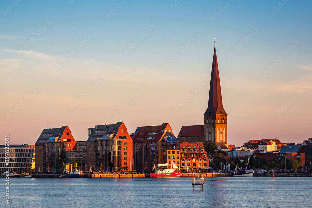 Fototapeta premium Blick über die Warnow auf die Hansestadt Rostock