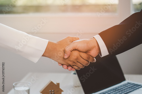 Quadro em tela Closed up of house agent handshake  to congratulate customer on becoming a new landlord