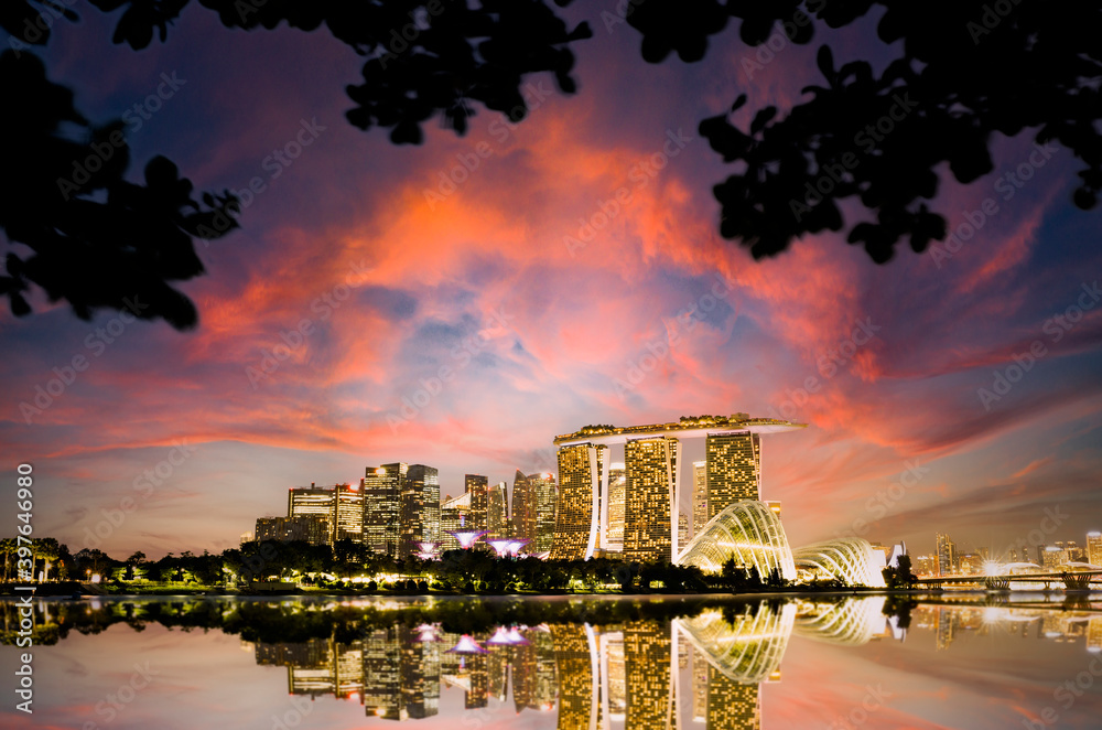 Fototapeta premium Stunning view of the Singapore's skyline during a beautiful and dramatic sunset. Singapore is a sovereign island city-state in maritime Southeast Asia.