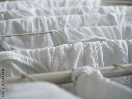 Weiße Wäsche auf der Wäscheleine