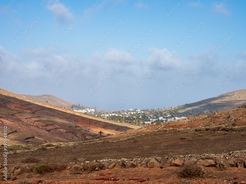 Trockene Felsen-Landschaft auf Lanzarote mit Blick auf Haria