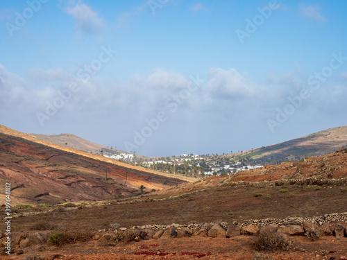 Trockene Felsen-Landschaft auf Lanzarote mit Blick auf Haria