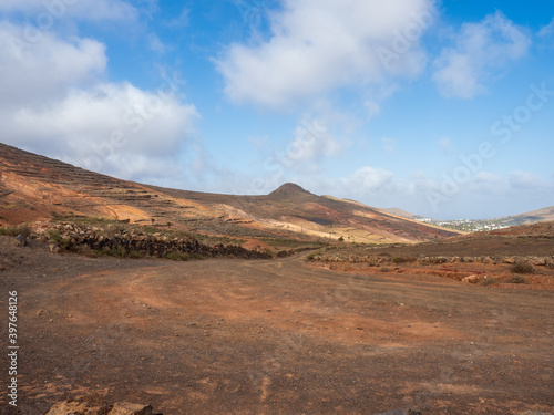 Trockene Felsen-Landschaft auf Lanzarote