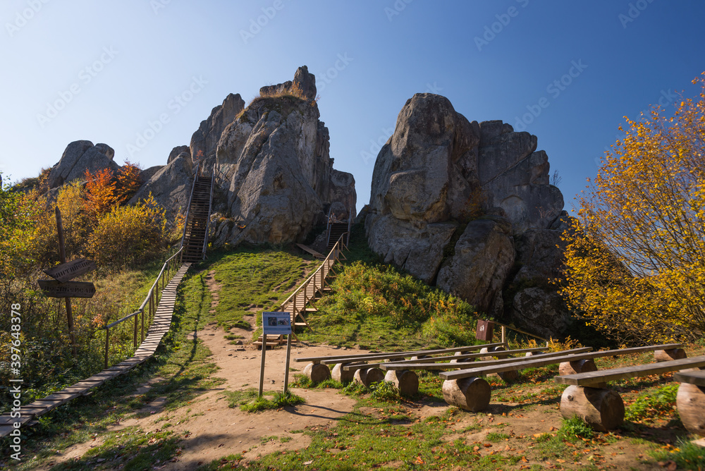 Tustan, rocks and fortress, trail and signpost