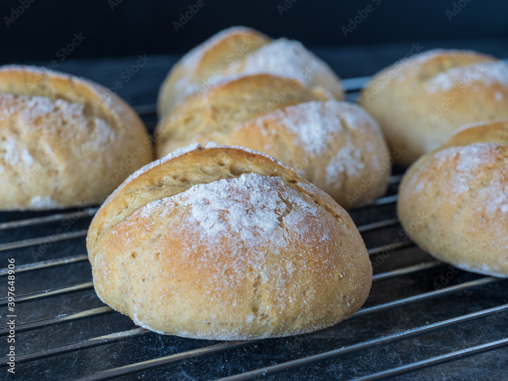 Frisch gebackene Brötchen auf Abkühlrost Frisch gebackene Brötchen auf Abkühlrost
