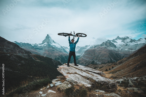 Radfahrer am Matterhorn 