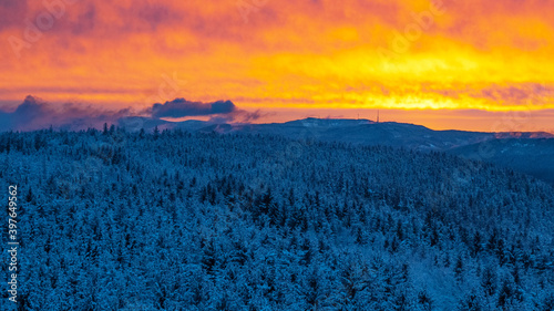 Atemberaubendes Panorama von verschneiter gefrorener nebeliger Winter Landschaft / Nebel Schneelandschaft im Sonnenuntergang Hintergrund Schwarzwald Kaltenbronn