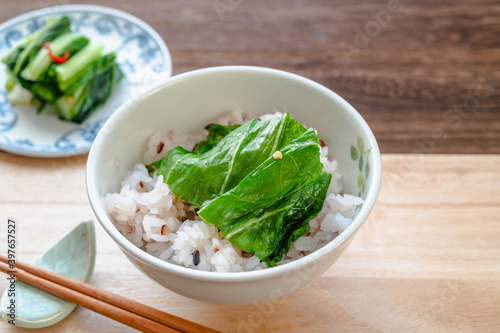 ご飯を巻いて食べる野沢菜漬けの葉