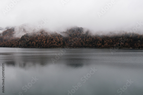 Nebel über dem Lago Ritom, Val Piora, Schweiz