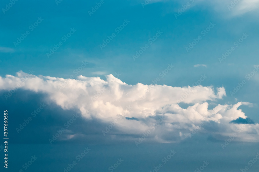 Obraz premium Zarte Bewölkung am blauen Himmel