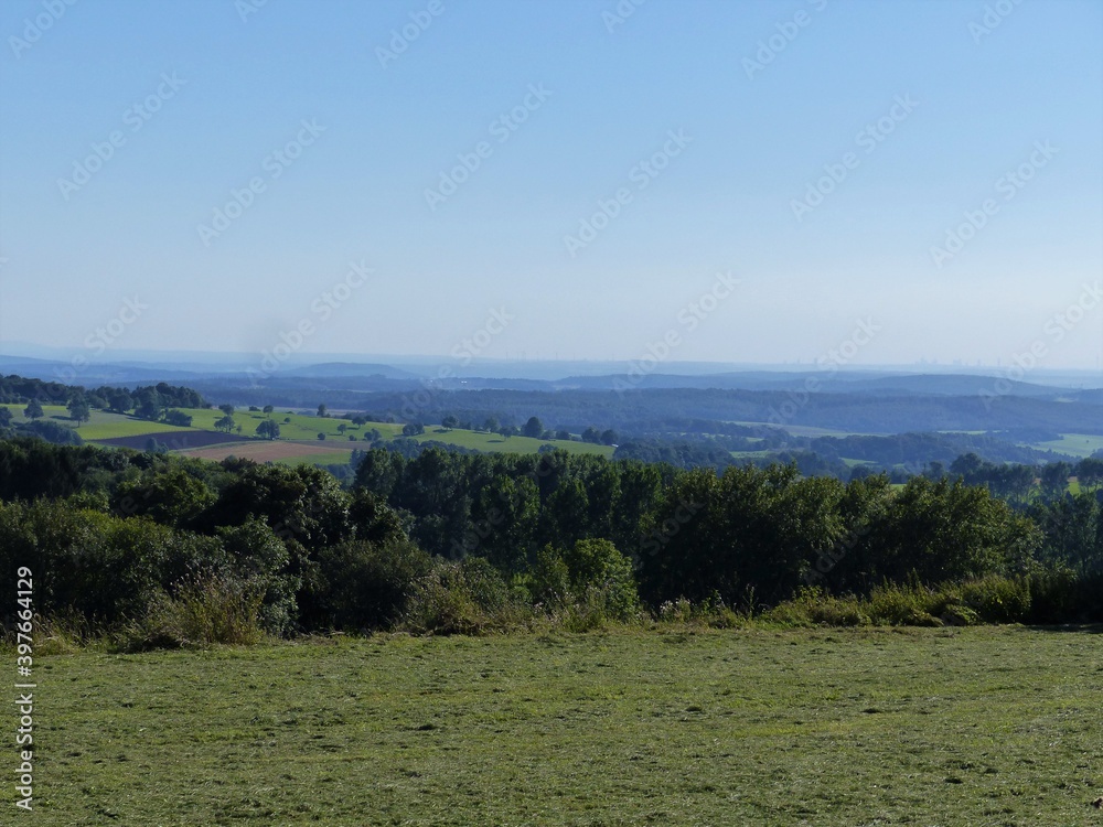 Blick vom Hohrerodskopf in die Landschaften bis zum Rhein-Main-Gebiet